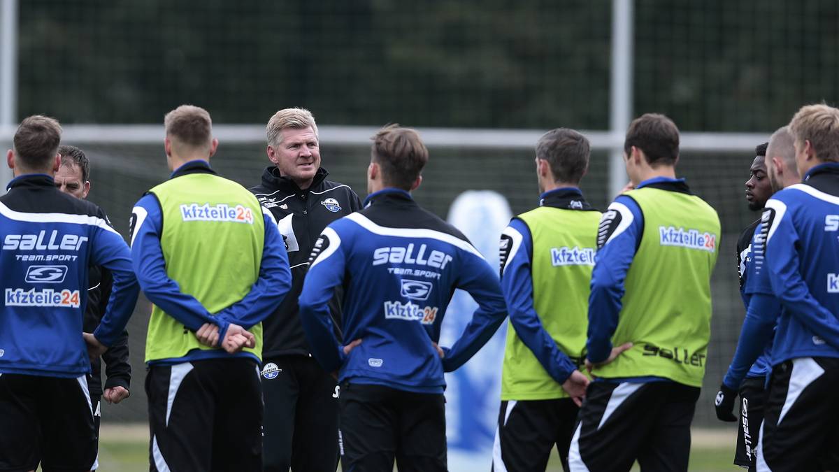 "Ich bin ja eigentlich Spielertrainer. Da ist schon ein großer Name, der auf dem Platz steht", kündigt der neue Coach in einem gar nicht so kleinen, aber nicht untypischen Anfall von Unbescheidenheit an. Ob er das seinen Spielern dann auch so ähnlich noch mal sagt?