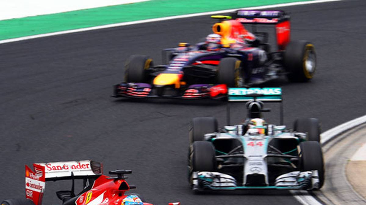 Deutlich besser als beim Weltmeister läuft es wieder bei seinem Teamkollegen. Mit neuen Reifen fliegt Ricciardo von hinten heran...