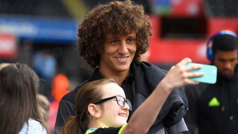 David Luiz steht seinen Fans gerne für Selfies zur Verfügung