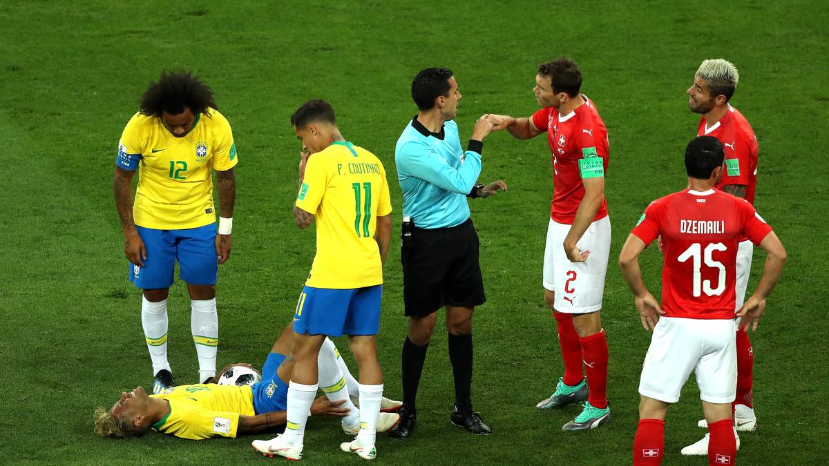 Schiedsrichter Cesar Ramos ist immer wieder gefordert. Stephan Lichtsteiner ist der Erste, der sich nach einem Foul an Neymar eine Gelbe Karte abholt