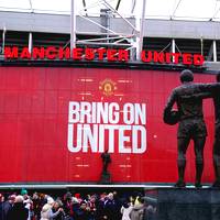 Der Verkauf von Manchester United wird immer mehr zur absurden Hängepartie. Nun gibt es einen dritten großen Namen im Wettbieten - und einen Vorschlag, der den Verein für immer verändern würde. 