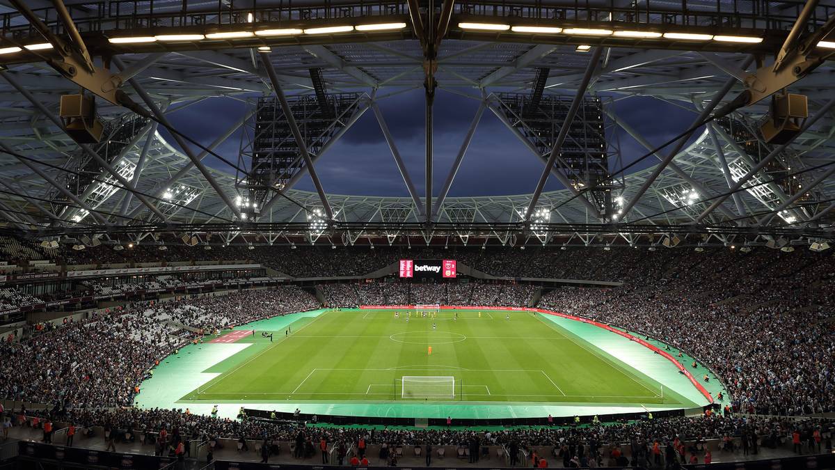 Olympiastadion London, Kapazität: 60.000, Verein: West Ham United - Die Hammers, die zuvor 112 Jahre im Boleyn Ground spielten, tragen ihre Heimspiele seit der Saison 2016/17 im Olympiastadion aus