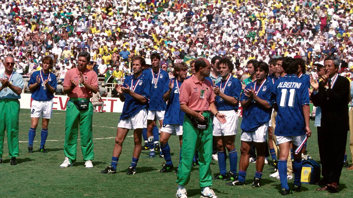DIE TRAINER-ANFÄNGE: Auch Ancelottis Trainerkarriere begann an der Seite von Lehrmeister Sacchi, er war ab 1992 sein Assistent bei der italienischen Nationalmannschaft. Zusammen wurden sie 1994 in den USA Vize-Weltmeister, ehe Ancelotti 1995 seinen ersten Klub AC Reggiana übernahm