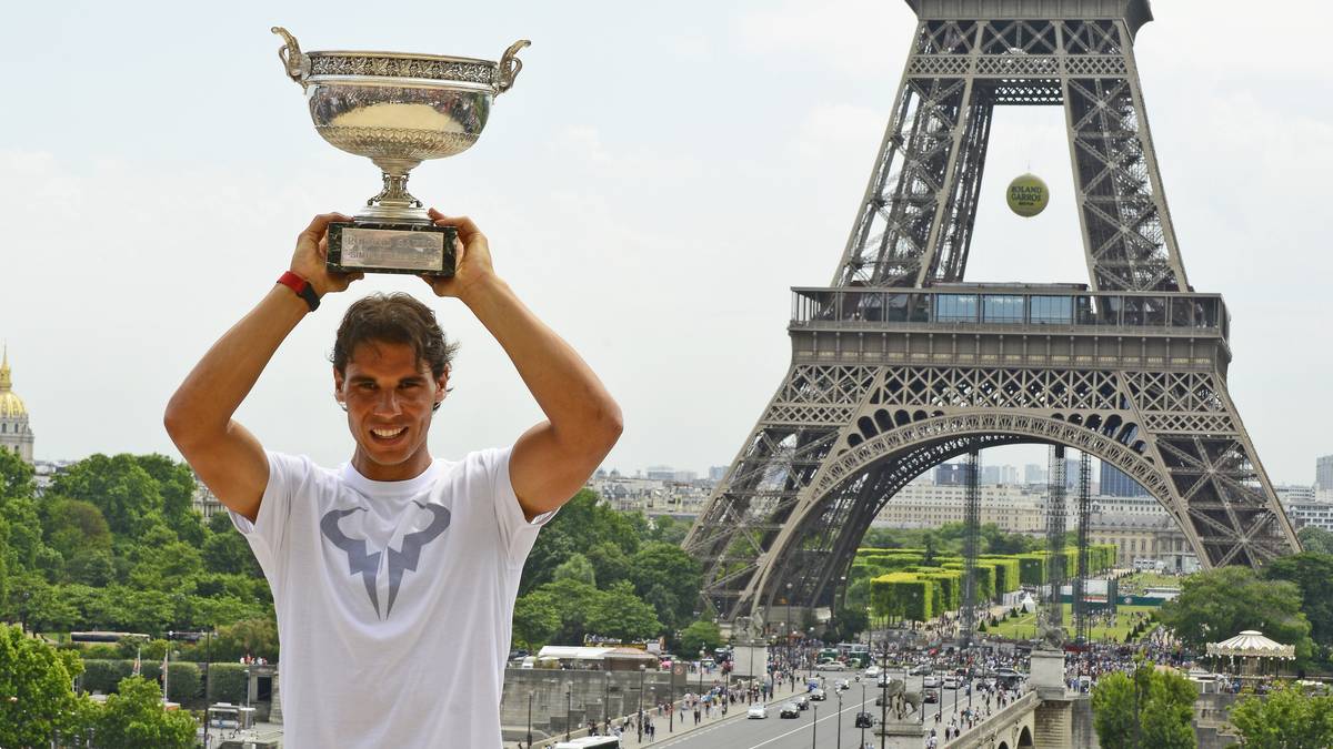 Doch der Matador meldet sich zurück: Nach vier Pleiten in Folge gegen Rivale Djokovic gelingt ihm wieder ein Sieg - ausgerechnet im Finale seines Lieblingsturniers in Roland Garros. Durch seinen 14. Grand-Slam-Titel zieht er mit Pete Sampras gleich, seine neun Erfolge in Paris sind sowieso Rekord. Die beeindruckende Bilanz dort: 66:1 Siege