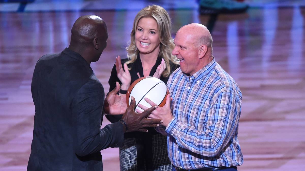 Dieser Schritt kam für alle mehr als überraschend. Nach der Bekanntgabe offenbarte Johnson: "Jeanie (Jeanie Buss, M.) weiß nicht, dass ich hier stehe. Jemand muss das noch meinem Boss sagen, denn ich wusste, dass ich es ihr nicht von Angesicht zu Angesicht sagen könnte. Ich konnte es nicht ertragen, es ihr zu sagen"