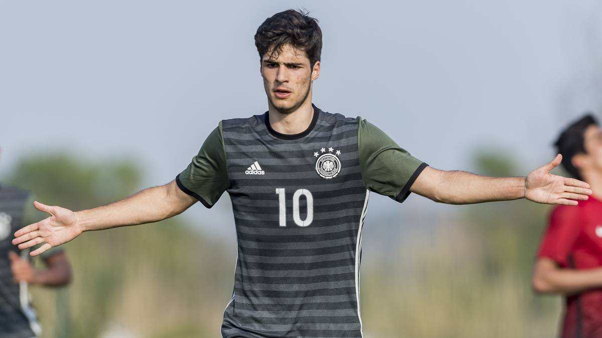 ELIAS ABOUCHABAKA (*31. MÄRZ 2000): RB Leipzig überwies für Abouchabaka stattliche 250.000 Euro an Hertha. Der flinke und trickreiche Linksaußen gilt als das größte deutsche Talent des 2000er-Jahrgangs. Zehn Scorer-Punkte in elf Spielen für die U17 können sich mehr als sehen lassen