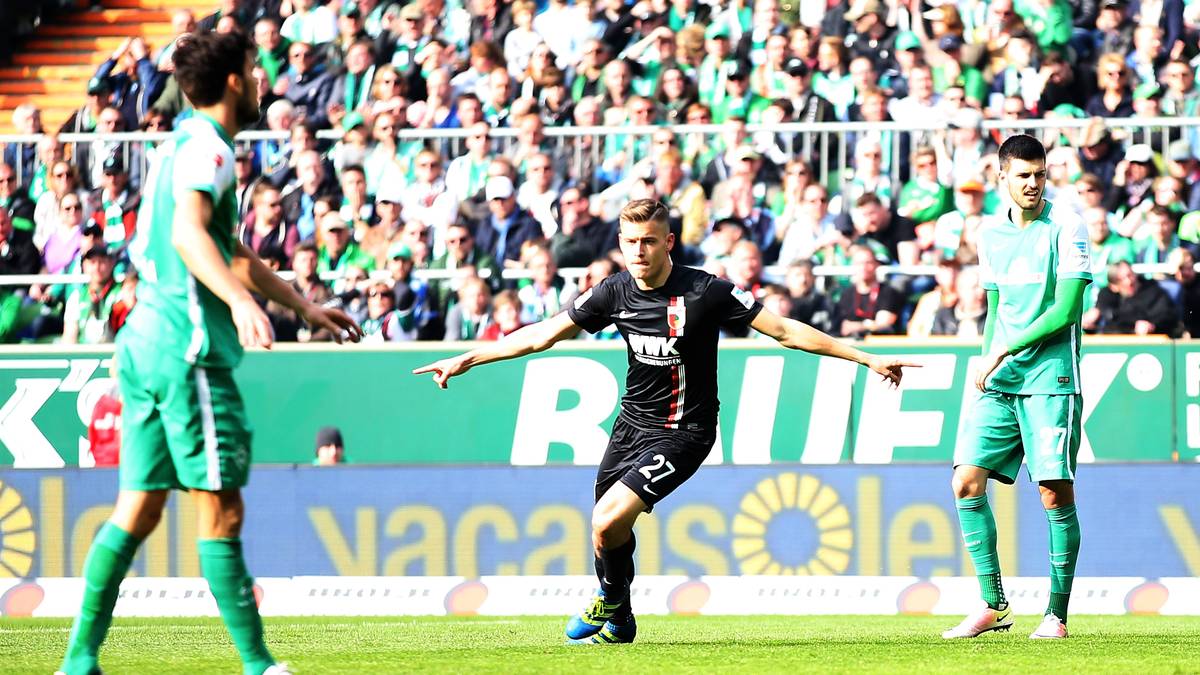 Alfred Finnbogason gelingt der Ausgleich für den FCA, gerader als die Sonne so richtig Druck macht