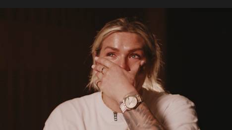 Die Fußballspielerin Millie Bright gibt im Alter von 32 Jahren ihr Karriereende bekannt. Sie spielte seit 2015 für die Frauenmannschaft des FC Chelsea.