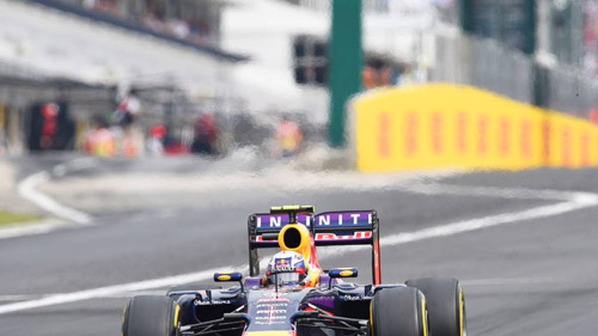 Deutlich besser läuft es einmal mehr bei Vettels Teamkollegen. Miit neuen Reifen fliegt der Australier von hinten heran und schnappt sich kurz vor Rennende Hamilton und Alonso. Diese haben mit ihren alten Reifen keine Chance, dem Australier zu folgen, der sofort eine Lücke reißt und seinen zweiten Sieg einfährt