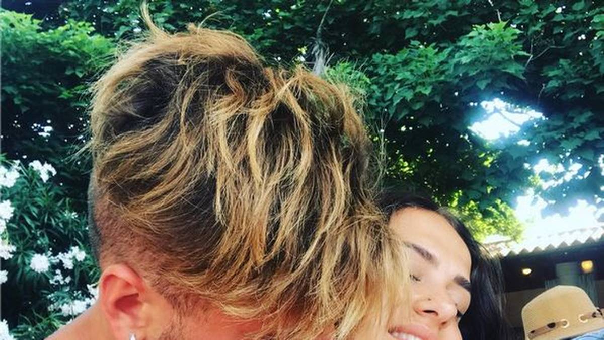 Dortmund-Flop Ciro Immobile liebkost seine große Liebe. Ob sein Tattoo unter dem rechten Schlüsselbein Zukunftspläne bereithält?