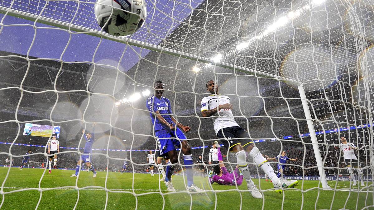 ...Spurs-Verteidiger Kyle Walker trifft in der 55. Minute ins eigene Tor - die Vorentscheidung im Spiel