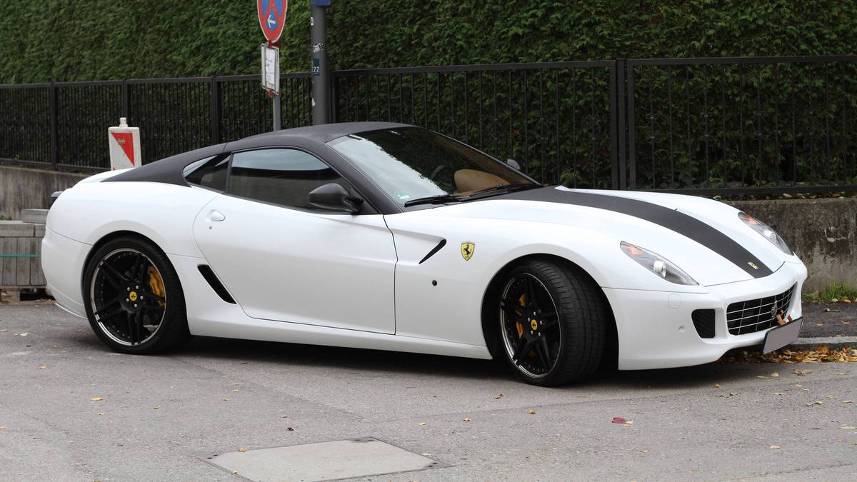 Bayern-Profi Javi Martinez setzt bei seinem Ferrari auf Rallyestreifen und schreckt auch vor einem Halteverbot nicht zurück