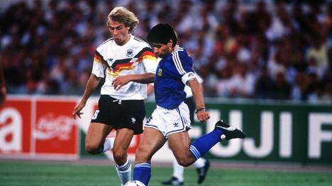 Jürgen Klinsmann spricht über seine Begegnungen mit Diego Armando Maradona, darunter das UEFA-Cup-Finale 1989 mit dem VfB Stuttgart. Dabei findet der frühere Bundestrainer anerkennende Worte für den argentinischen "Künstler".