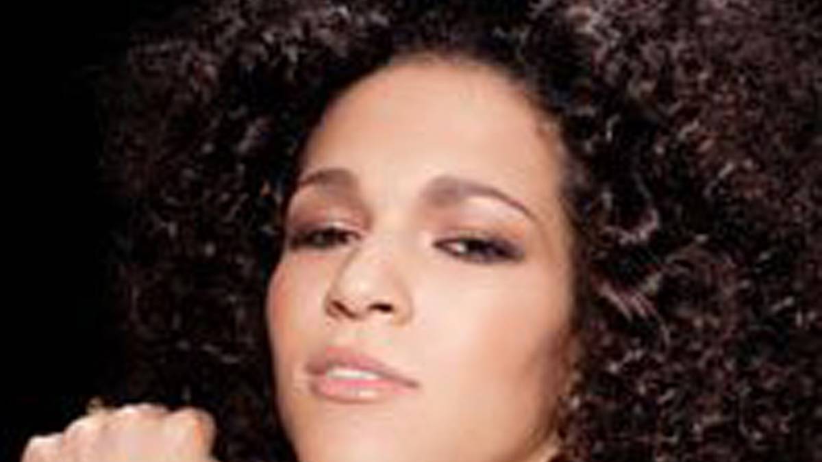 Die als Celia Okoyino da Mbabi geborene Stürmerin ist Tochter eines Kameruners und einer Französin. Auf ihr ruhen in vorderster Front die größten Hoffnungen der deutschen Mannschaft. Mit 21 Toren war in der Liste der besten Angreiferinnen in der Saison 2014/15 gegen Sasic kein Kraut gewachsen