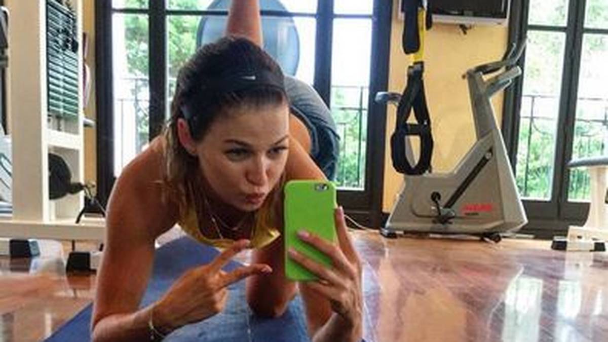 Ihr Mann ist Bundesliga-Torschützenkönig, sie erfolgreiche Karate-Kämpferin und Fitness-Trainerin. Anna Lewandowska ist mindestens so gut in Form wie ihr Ehemann. Auch für Selfies bleibt da wohl nur während der Trainingssessions Zeit