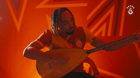 Sacha Boey wechselt per Leihe zurück zu Galatasaray Istanbul. Den Wechsel des Franzosen präsentierte der türkische Rekordmeister auf spezielle Art und Weise.