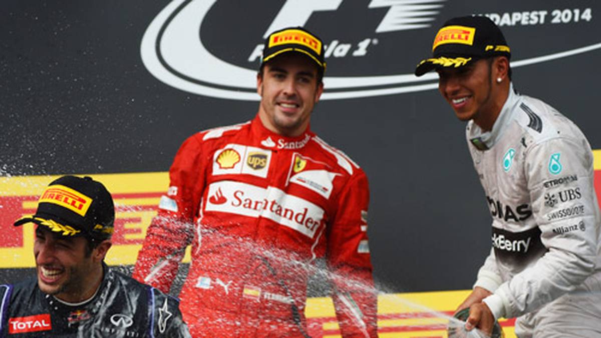 "So sehen Sieger aus" - Alonso und Hamilton gelingt es auf letzter Rille den Anstrum von Rosberg abzuwehren. Strahlender Sieger des Tages ist aber Ricciardo, der sich die Sektdusche von Hamilton reichlich verdient hat