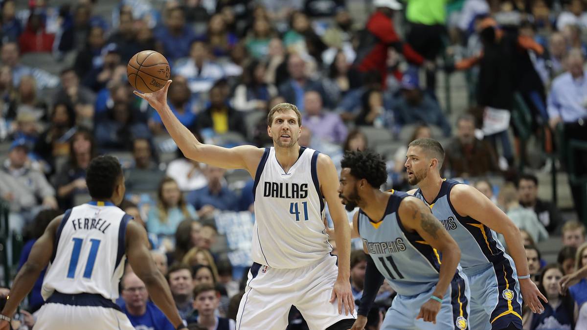 Gegen die Memphis Grizzlies greift er sich den 10.000. Defensiv-Rebound seiner Karriere. Nowitzki ist erst der fünfte Spieler der Geschichte, dem das gelingt