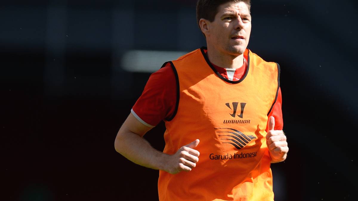 Beim Warmlaufen kann er schon einmal die einmalige Atmosphäre an seinem Abschiedstag einsaugen