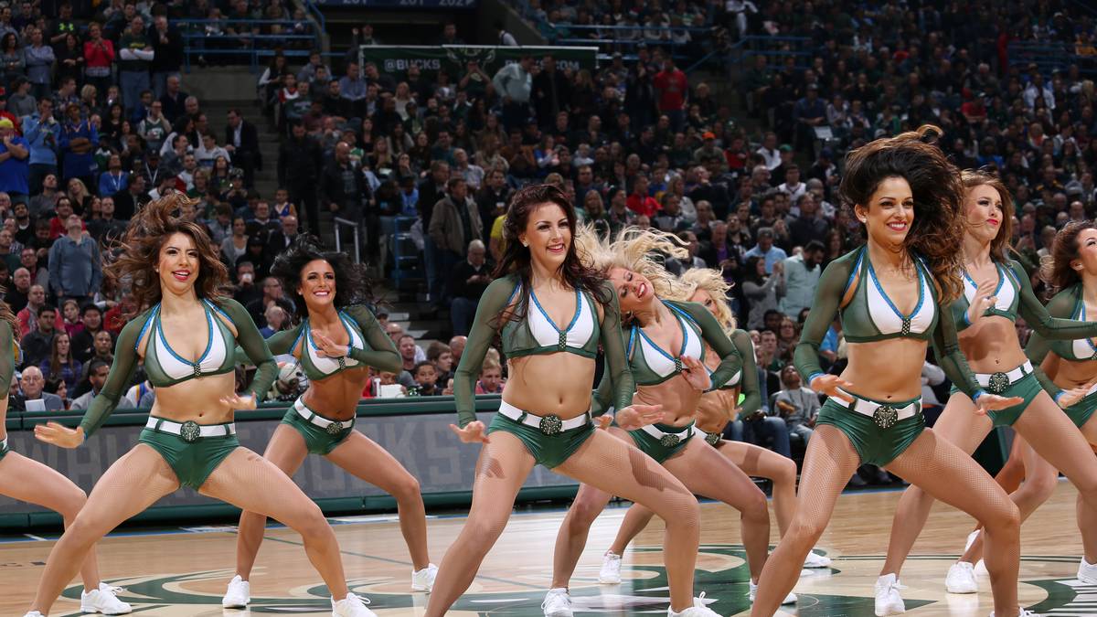 Die starke Leistung des Teams scheint auch die Cheerlaeder der Bucks anzuspornen. Da wackeln die Hüften doch von ganz allein