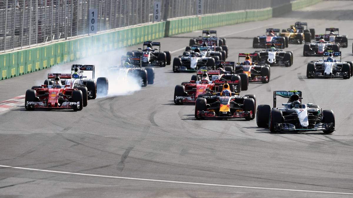 Wenige Minuten später geht es endlich los. Rosberg erwischt einen guten Start und behauptet die Führung. Vettel verteidigt Rang drei, geht aber nur wenige Runden später an Daniel Ricciardo vorbei