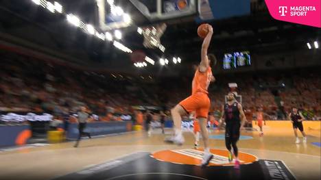Underdog ratiopharm Ulm gewinnt krachend gegen die Telekom Baskets Bonn und verschafft sich einen Playoff-Matchball. Der Favoritenschreck steht kurz vor der historisch ersten Basketball-Meisterschaft.