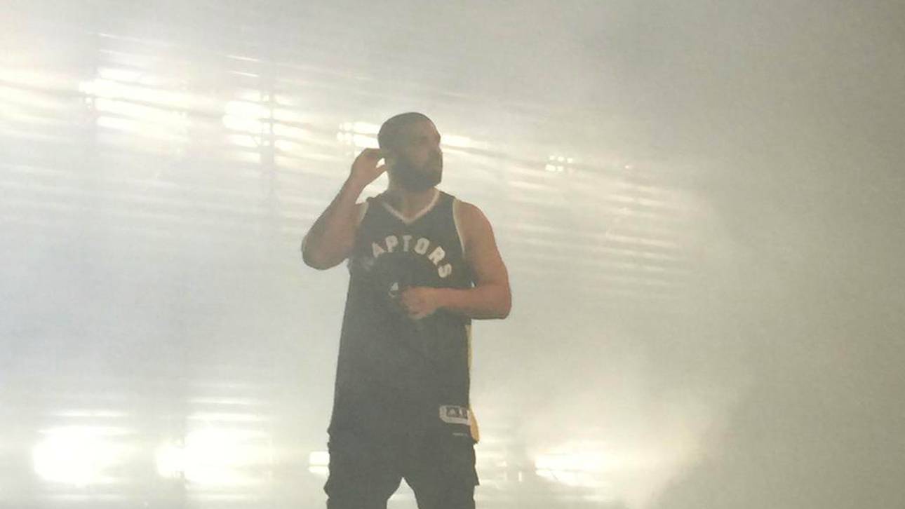 Rapper stellt Raptors-Trikot vor