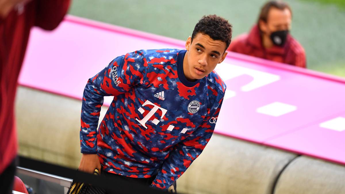 Im Tarn-Look! FC Bayern München präsentiert neues Aufwärm-Shirt 