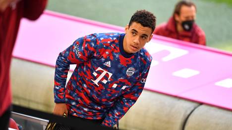 Der FC Bayern München hat vor dem Spiel gegen den FC Augsburg seine neuen Aufwärm-Jerseys präsentiert. Die kommen in einem auffälligen Tarn-Muster daher.