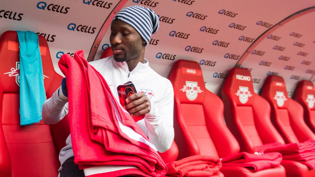 Der Star aus Guinea sitzt zunächst nur auf der Bank. Zuletzt hatte es um Keita Wirbel abseits des Platzes gegeben, weil er offenbar mit falschen Papieren einen deutschen Führerschein beantragt hatte. Gegen Hannover wird aber nicht nur er geschont