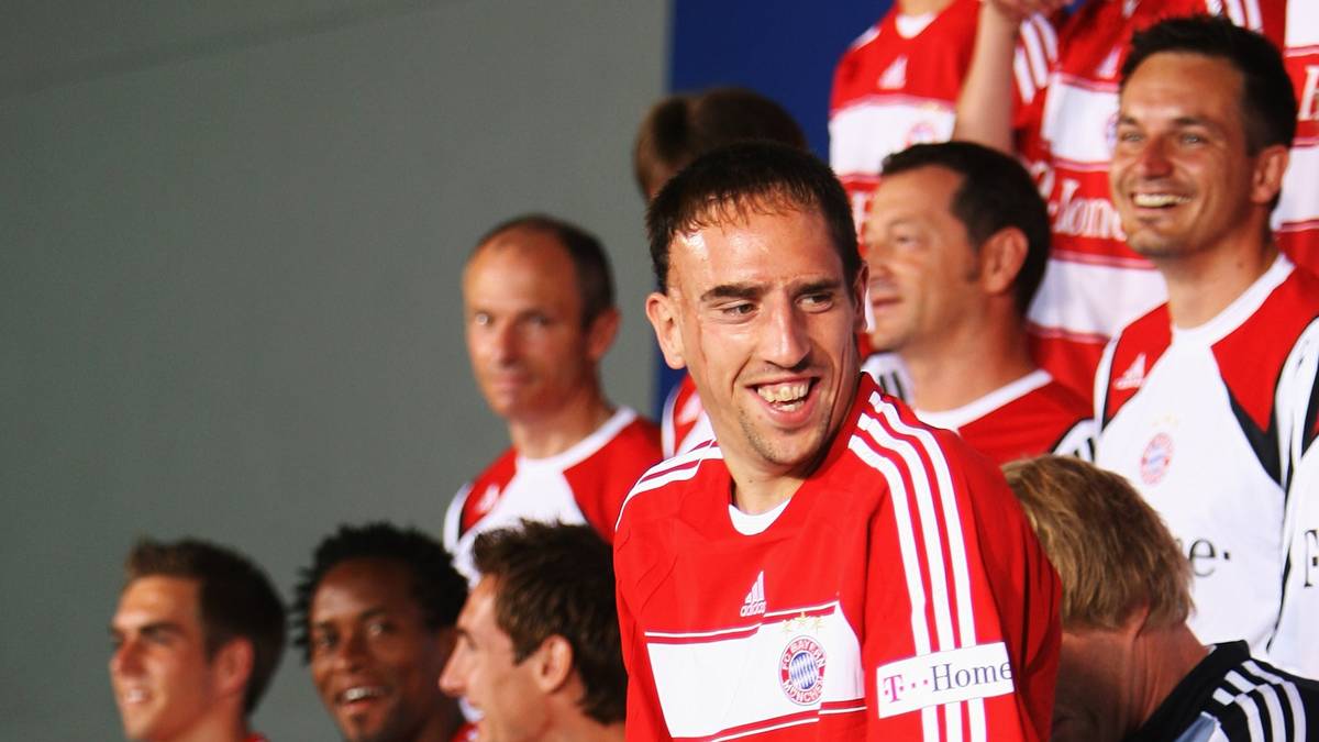 Gleich bei seiner ersten Teampräsentation tat sich Ribéry mit Späßchen hervor. Dem Ruf als humorvoller "Filou", der es versteht, die Atmosphäre im Team aufzulockern, blieb er treu - ebenso aber auch seinem Ruf, dass er sein Temperament in schlechten Momenten nicht immer unter Kontrolle hat