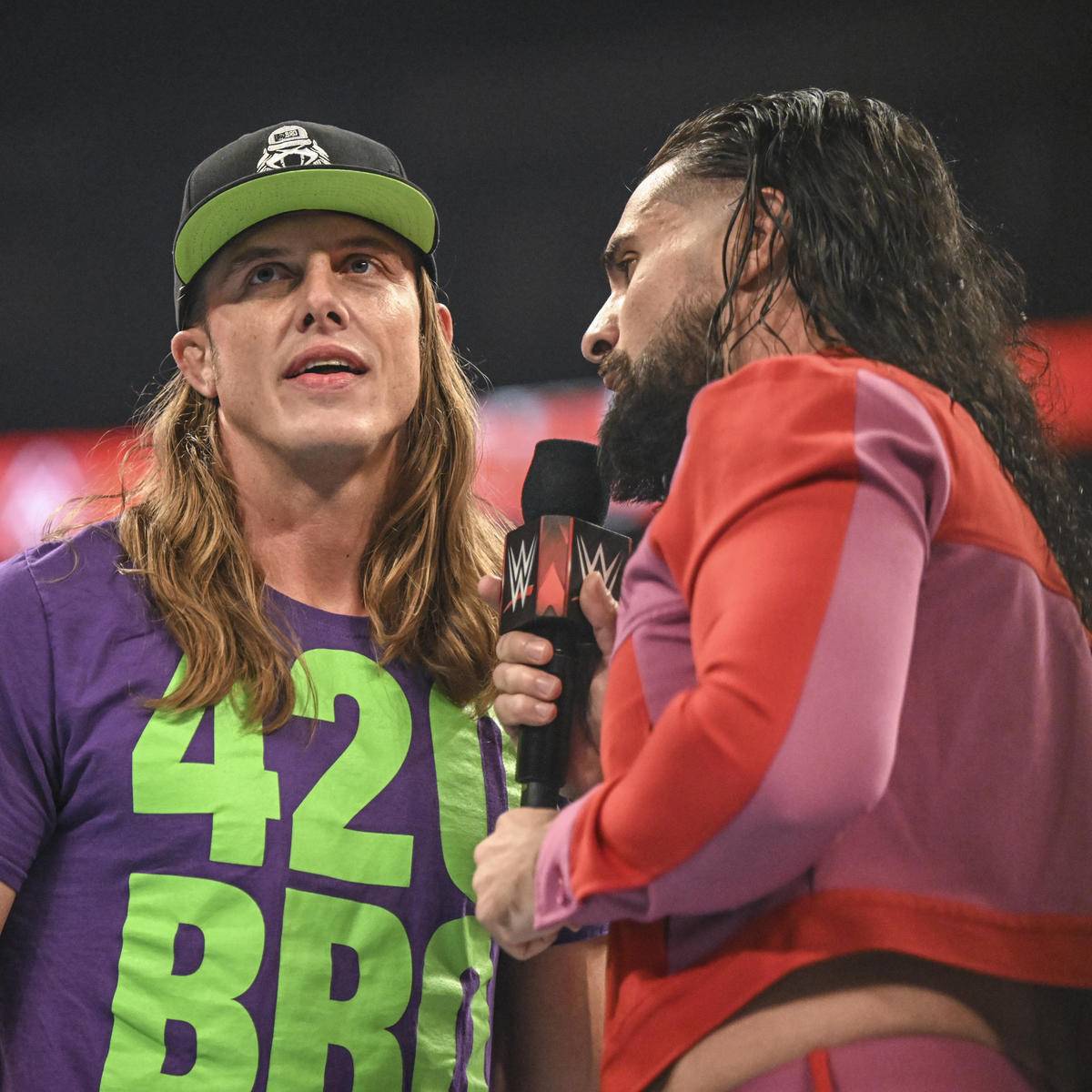 WWE-Star Seth Rollins reizt Rivale Matt Riddle bei Monday Night RAW mit bösen Anspielungen auf dessen zerbrochene Ehe. Wegen Riddles Ex knallte es auch schon real zwischen den beiden.