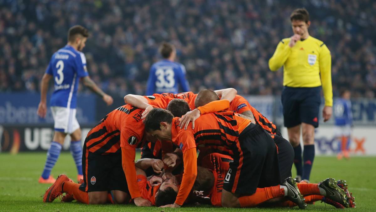 Doch es kommt noch dicker: Facundo Ferreyra schießt das 2:0 für Donezk und damit Schalke so gut wie aus dem Wettbewerb