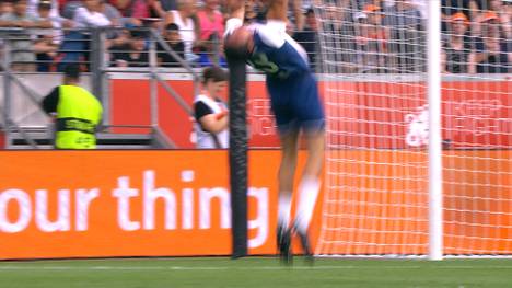 René Casselly trifft beim Champions for Charity, noch spektakulärer als sein Treffer ist allerdings der Torjubel.