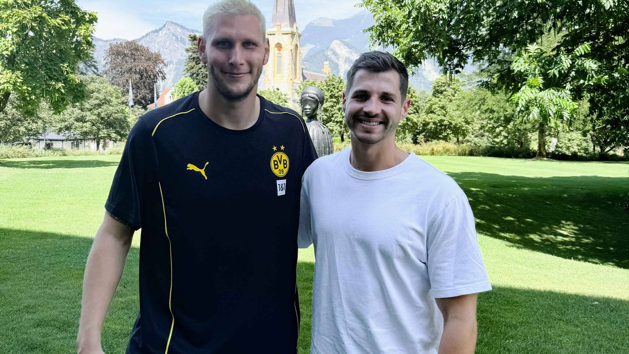 Niklas Süle (l.) mit SPORT1-Reporter Manfred Sedlbauer in Bad Ragaz
