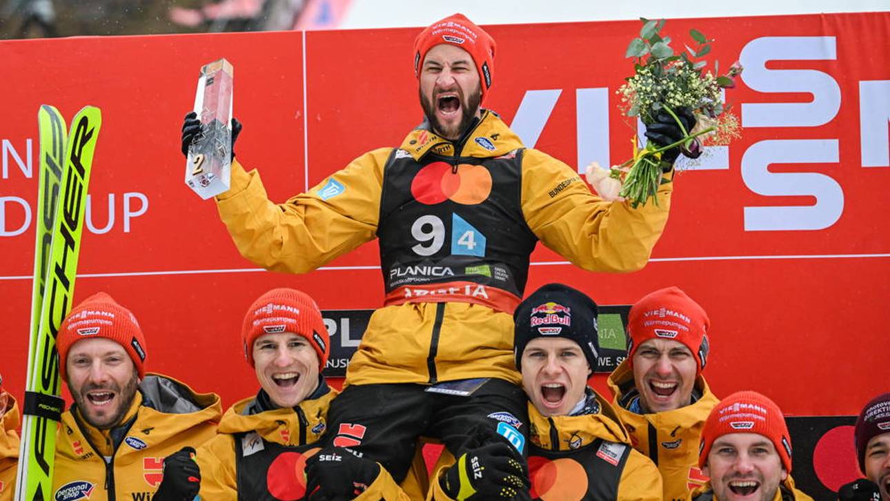 Markus Eisenbichler wird bei seinem letzten Weltcup gefeiert
