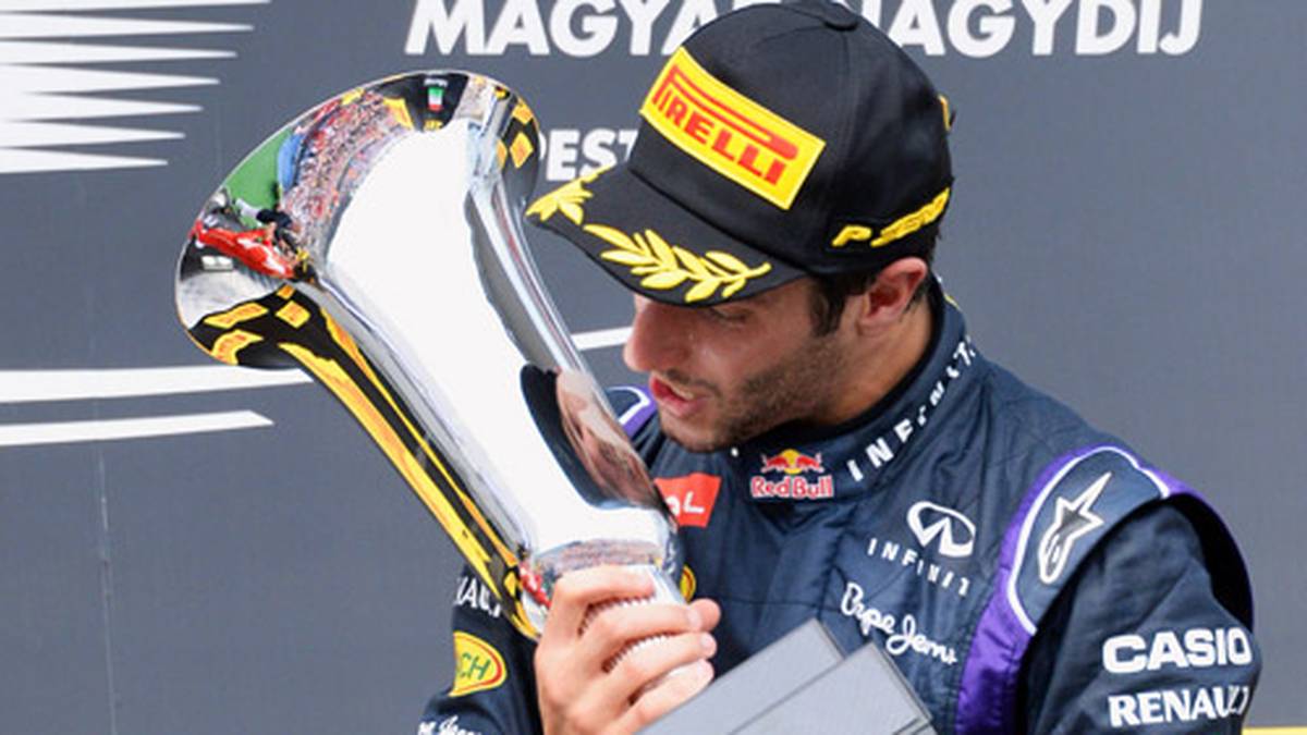 Zum Abschluss gibt es noch ein Siegerküsschen für den Pokal