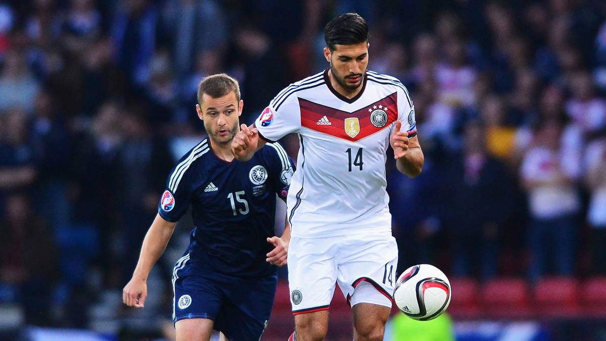 Doch die Gastgeber geben sich nicht so schnell geschlagen. Shaun Maloney (l.) und seine Bravehearts verlangen Emre Can und Co. weiter einiges ab...