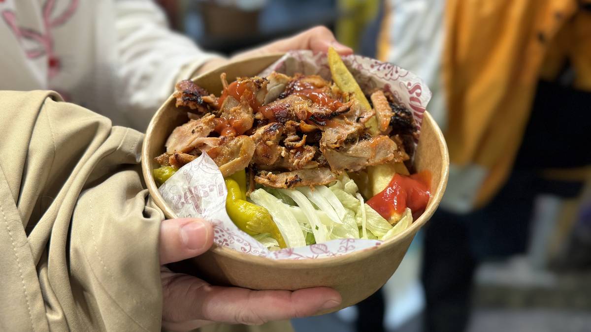 Das letzte Essensangebot: Shawarma. Die Fleischtasche aus dem Mittleren Osten gibt's auch in einer Bowl, angerichtet mit Salat, Tomaten und Peperoni, wahlweise aus Hähnchen oder Lamm. Preislich liegt man hier zwischen 15 und 20 Euro. 