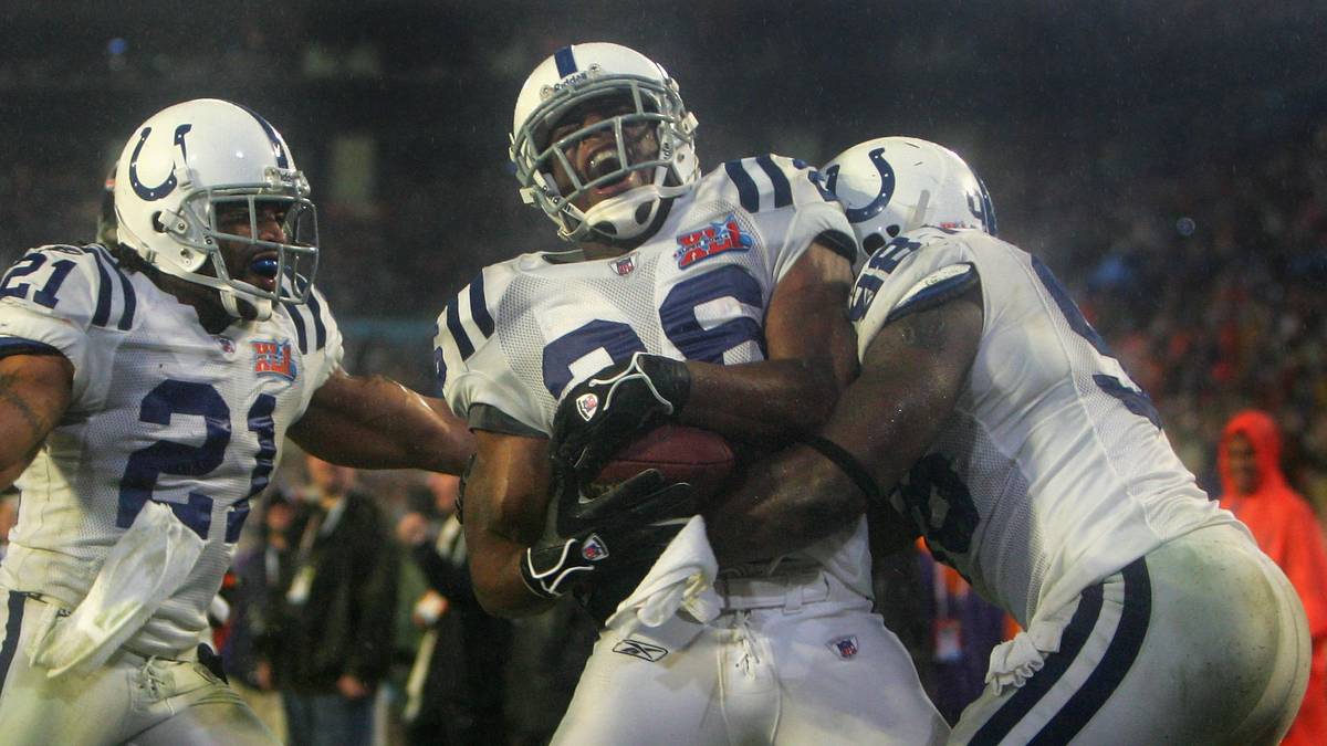 Das Spiel ist spätestens zu Gunsten des AFC-Teilnehmers entschieden, als Cornerback Kelvin Hayden (Bild) eine Interception von Bears-Quarterback Rex Grossmann zum 29:17 in die gegnerische Endzone trägt. Für die Colts ist es erst die zweite Meisterschaft nach dem Triumph 1971