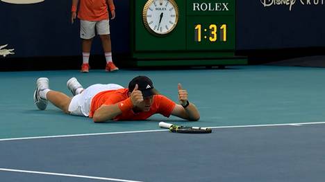 Jannik Sinner ist bei den Miami Open in Topform. Trotzdem hat der Italiener gegen Außenseiter Alex Michelsen alle Hände voll zu tun. Doch eine Szene ist für den US-Amerikaner besonders bitter.