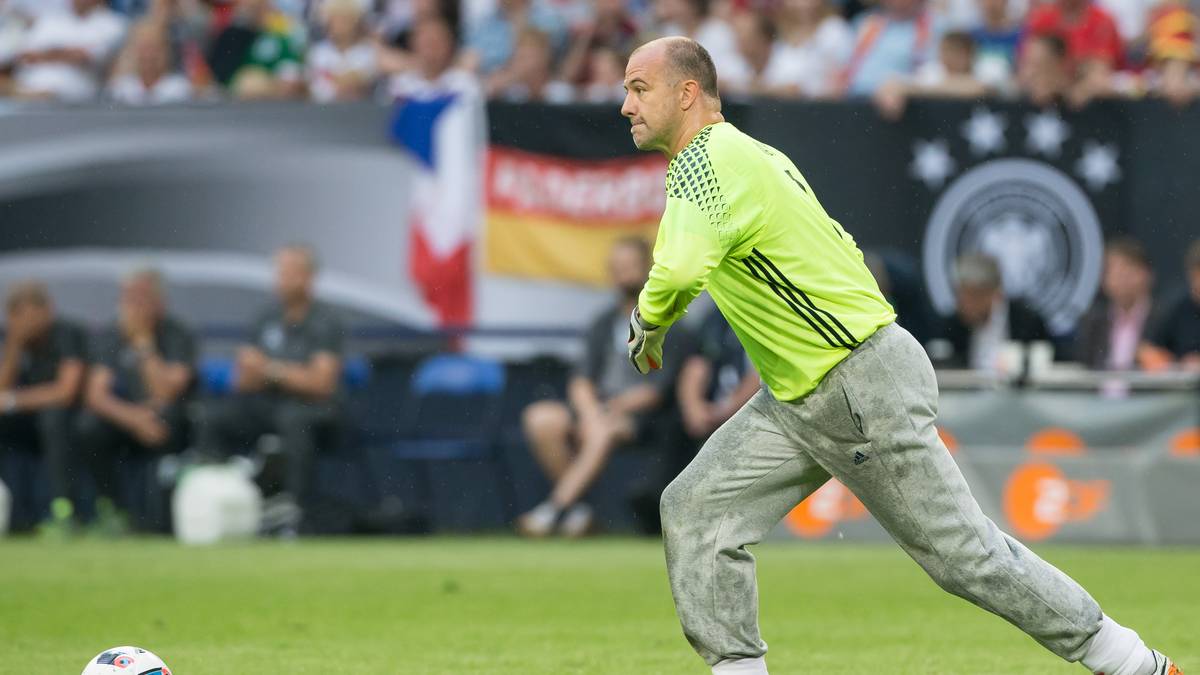 40: Der Ungar Gábor Király ist mit 40 Jahren der älteste Teilnehmer. Bislang hielt Lothar Matthäus mit 39 Jahren und 91 Tagen den Rekord