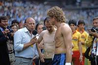 Im Juni 1982 schreibt Deutschland traurige WM-Geschichte. Die internationalen Medien sind empört, Spieler flüchten sich in billige Ausreden. Ein Skandal, der bis heute nachhallt.
