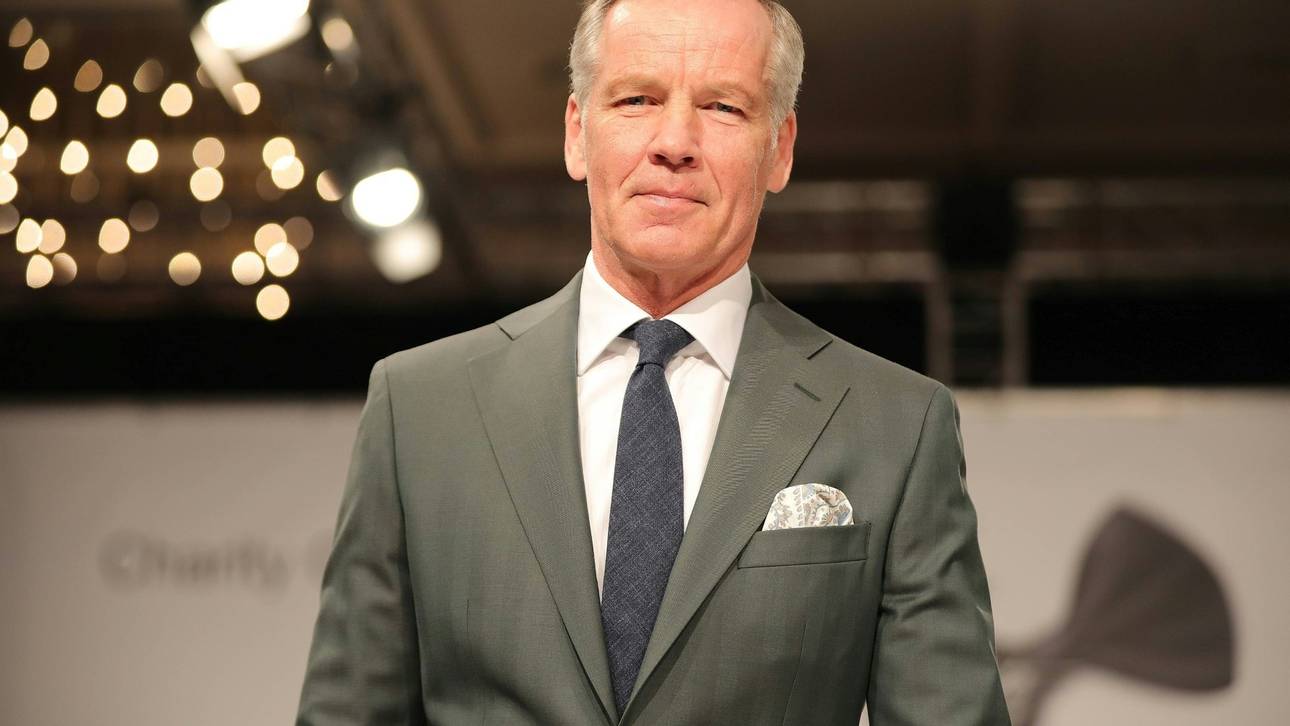 Maske blickt auf „unfassbar Bedeutsames“