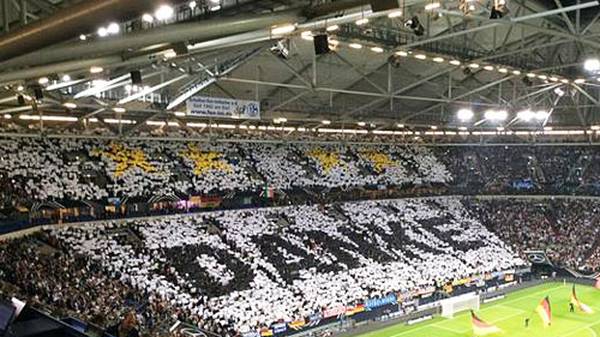 Die Atmosphäre stimmt auf alle Fälle. Die deutschen Fans empfangen den Weltmeister mit einer beeindruckenden Choreo 
