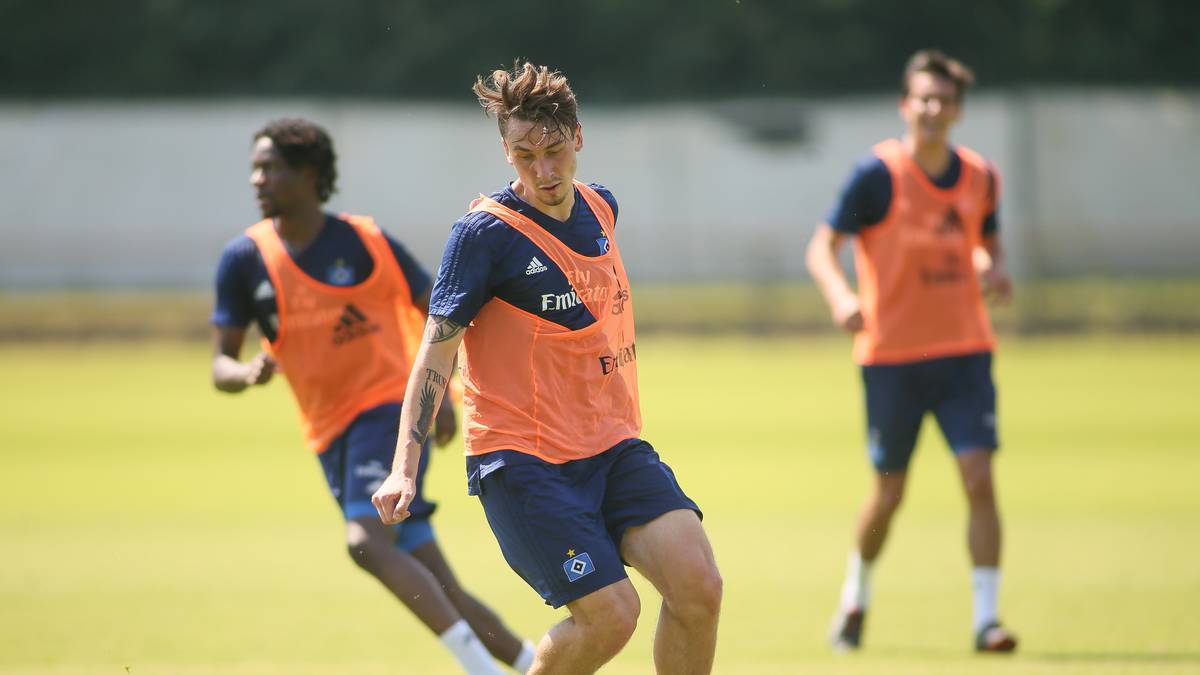 Auf den Platz neben ihm sind Neuzugang ADRIAN FEIN (20/ausgeliehen von Bayern), VASILJE JANJICIC (20), JONAS DAVID (19) sowie die zurückgekehrten Leihspieler MATTI STEINMANN (24) und CHRISTOPH MORITZ (29) scharf. Wobei die beiden Letztgenannten Hamburg noch verlassen könnten, denn auch BERKAY ÖZCAN (21) kann etwas weiter hinten spielen