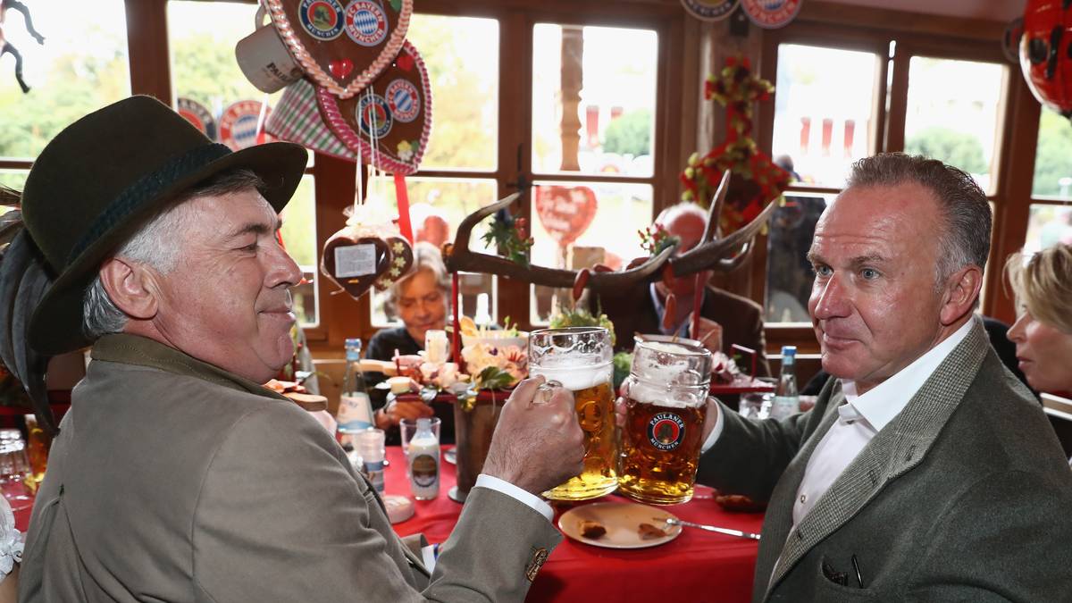 Prost, Carlo! Ancelotti stößt mit Karl-Heinz Rummenigge an