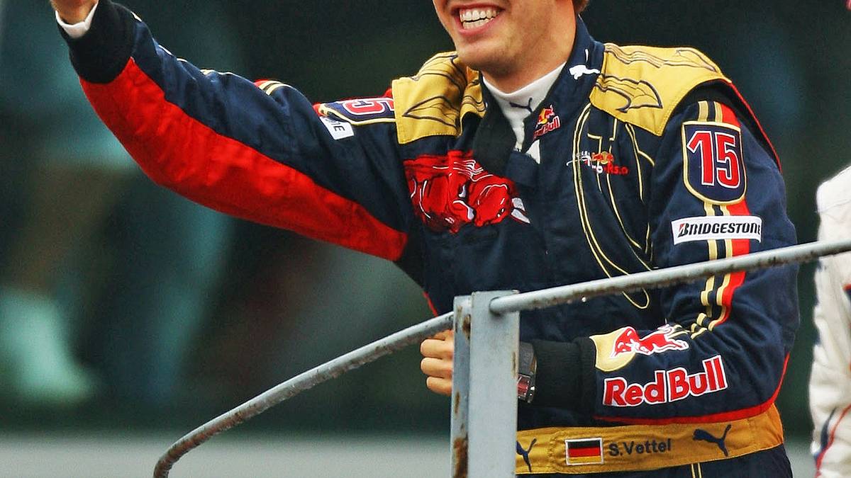 Monza, 2008: Die Geburtsstunde des berühmten Vettel-Fingers. Im Alter von nur 21 Jahren und 73 Tagen gewinnt Vettel im unterlegenen Toro Rosso den Großen Preis von Italien. Ein Rekord für die Ewigkeit, dachten einige...