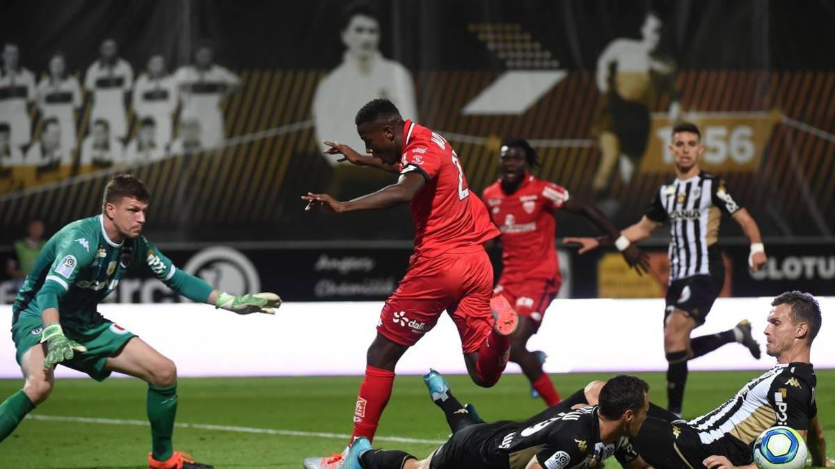 HAMZA MENDYL: Lief in der vergangenen Saison immerhin insgesamt 16 Mal für die Königsblauen auf. David Wagner fand dennoch keine Verwendung für Mendyl, der per Leihe mit Kaufoption zum FCO Dijon in die Ligue 1 wechselte. Nachdem der Linksverteidiger zum Auftakt gegen Bordeaux nicht im Kader stand, durfte er in Angers immerhin 14 Minuten ran