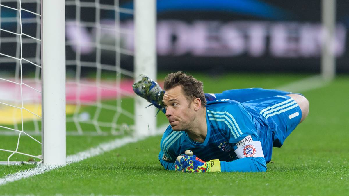 Platz 12- MANUEL NEUER: Ebenfalls damaliger Bundesliga-Rekord für einen Torwart waren die 30 Millionen Euro, die der FC Bayern im Jahr 2011 nach Gelsenkirchen überwies. Trotz "Koan Neuer"-Protesten aus der Südkurve im Vorfeld ein Transfer, der sich für beide Seiten definitiv gelohnt hat